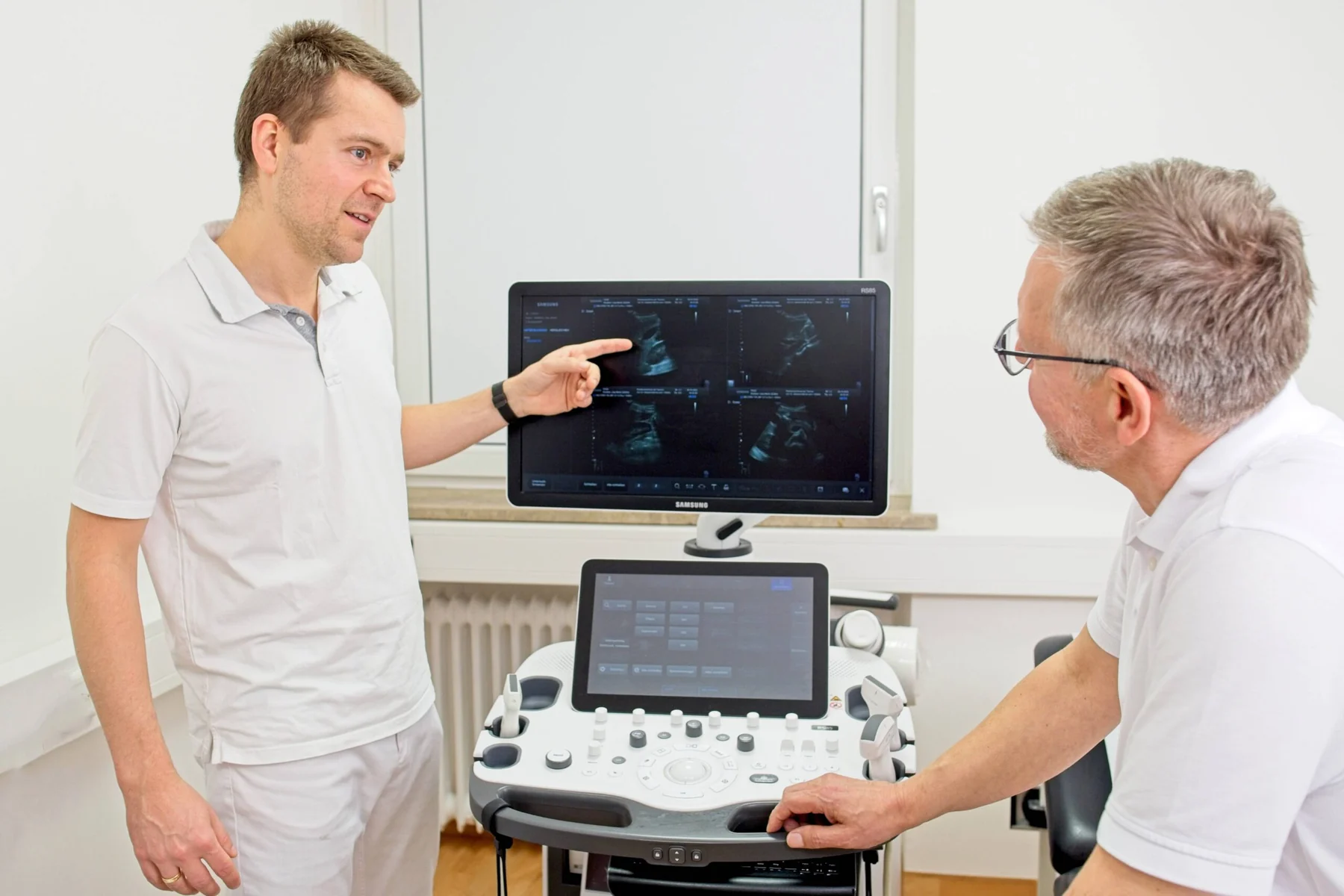 Arzt erklärt einem Patienten die Untersuchungsergebnisse